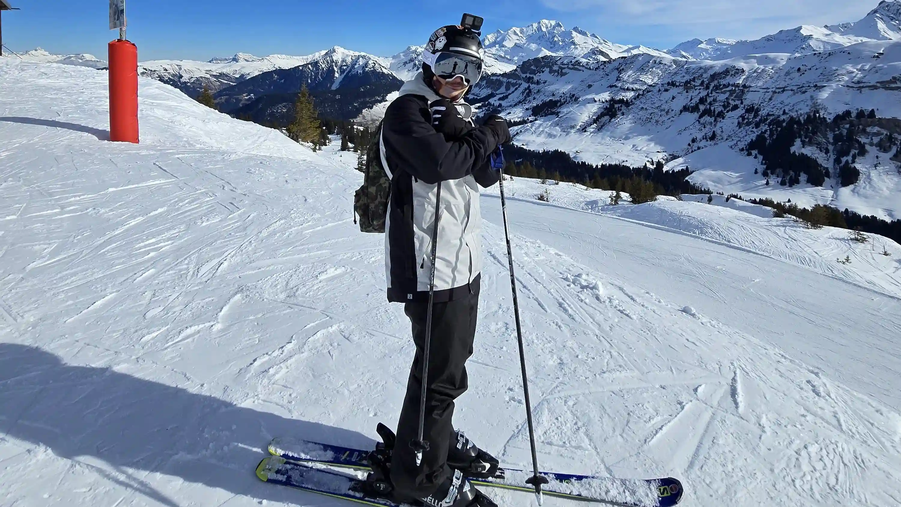Ski avec Mont Blanc en fond